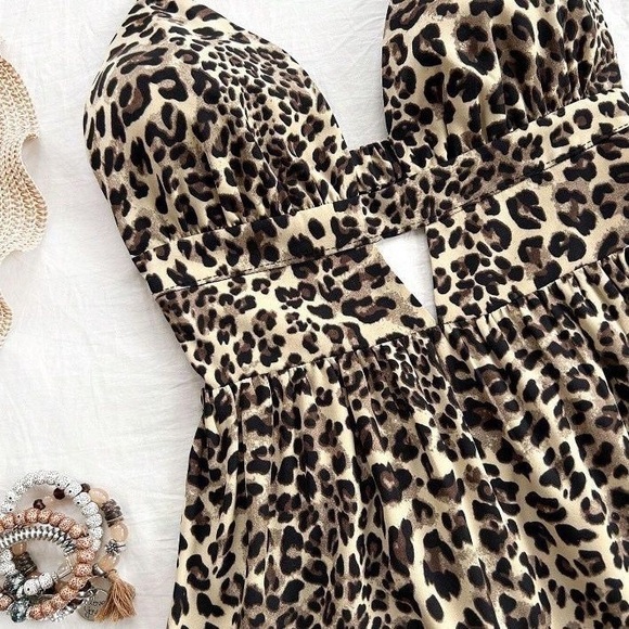 Chic Leopard Print Midi Dress - Picture 2 of 3